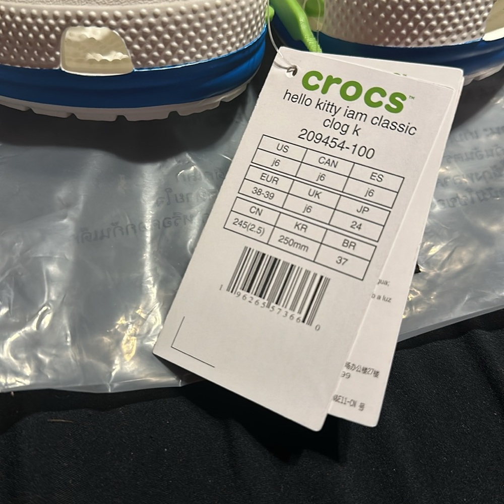 Hello kitty Crocs - Picture 2 of 3